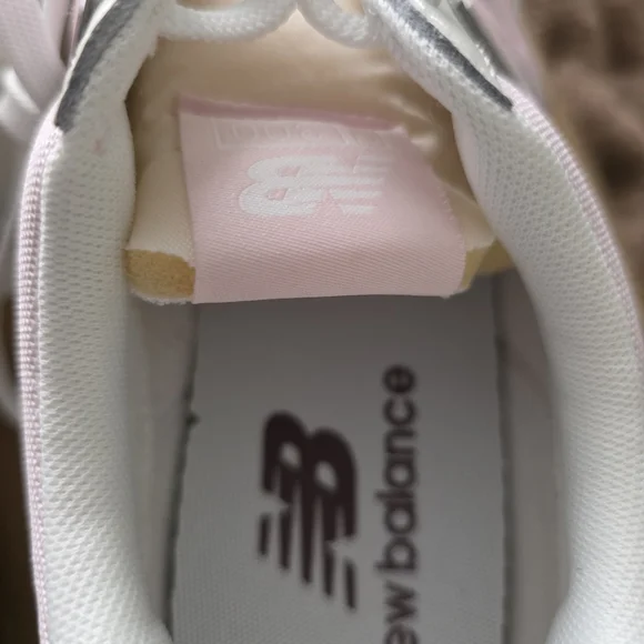 New Balance Women's Pink and White Sneakers Size 8 - Picture 4 of 8